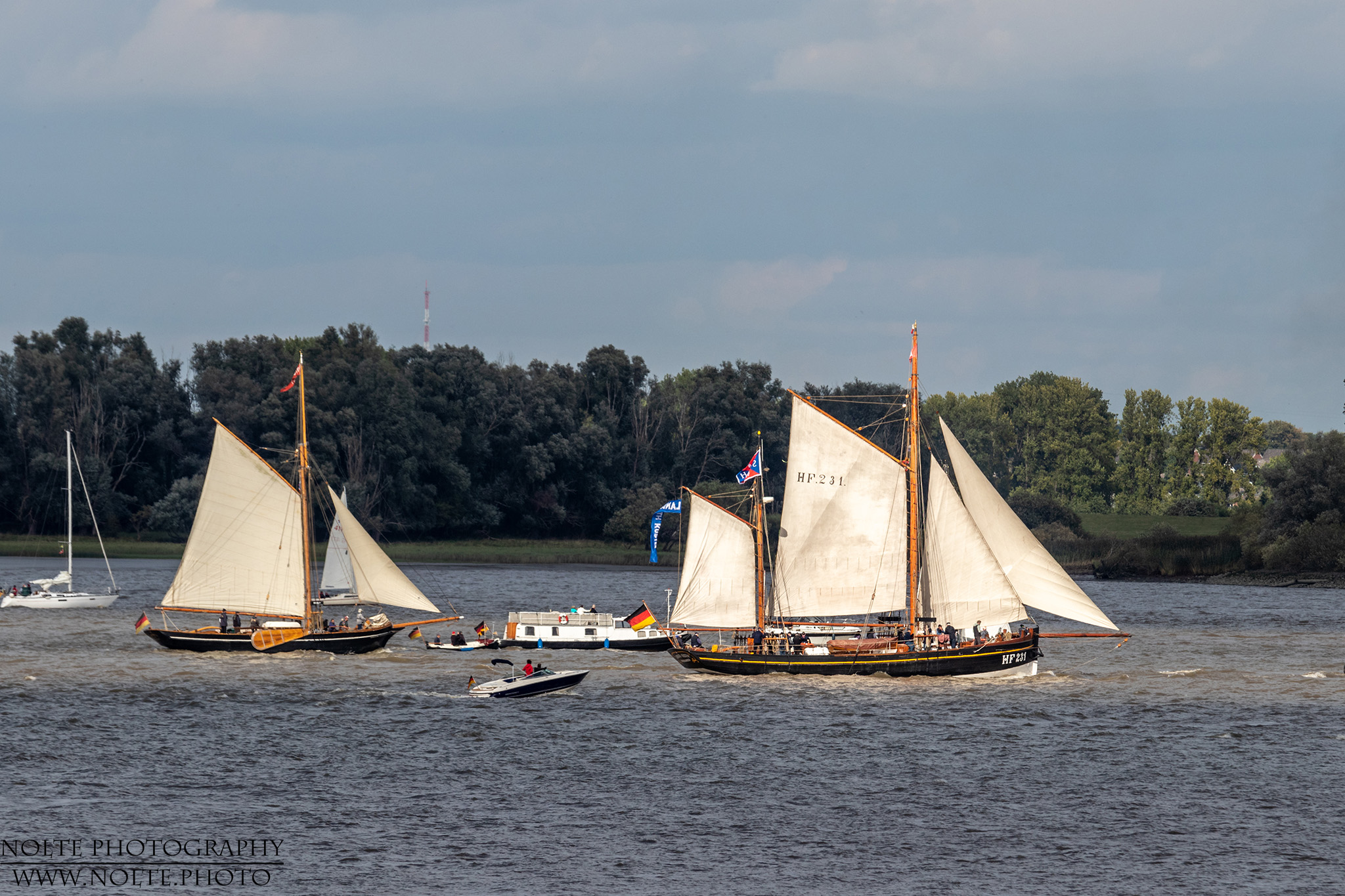 Historische Segler auf der Elbe